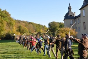 Die Langbogenschützen aus Bad Münstereifel richten zum achten Mal ihr internationales Turnier auf Schloss Eicks aus. Bild: Privat