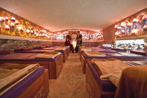 Zwölf Besuchern bietet die Blausalzgrotte auf speziellen Matratzen mit eingearbeitetem Salzgel Platz. Bild: Tameer Gunnar Eden/Eifeler Presse Agentur/epa