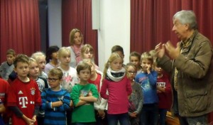 Nach der Scheckübergabe in der Grundschule Kuchenheim erzählte Willi Greuel den Kindern über die Arbeit der Hilfsgruppe. Foto: Privat