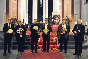 Am Ende des Konzerts wurden die Musiker mit Blumen und stehenden Ovationen gefeiert. Bild: Carsten Düpppengießer