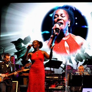 Eine beeindruckende Licht-und Videotechnik setzte Sängerin Bwalya auf der Bühne ins rechte Rampenlicht. Foto: Reiner Züll