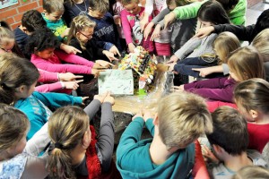 26 Schülerinnen und Schülern im Alter von acht bis zehn Jahren bauten gemeinsam ein Lebkuchenhaus für Flüchtlinge. Bild: Carsten Düppengießer