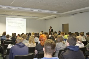 Rund 60 BZE-Schüler verfolgten die Vorträge zum Thema Schuldenfalle. Bild: Tameer Gunnar Eden/Eifeler Presse Agentur/epa