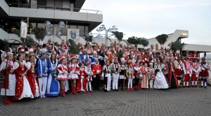 Etwa 80 närrische Majestäten stellten sich zum Gruppenfoto. Foto: Reiner Züll
