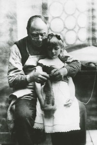 Großvater mit Enkelin beim Strümpfestricken. Bild: Thomas Backens um 1900 /LVR Archiv