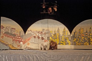Als Marionettentheater werden Geschichten von Lars, dem kleinen Eisbären, in Kommern gezeigt. Bild: Tameer Gunnar Eden/Eifeler Presse Agentur/epa