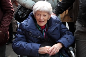 Die 1920 geborene Ilse Vyth de Haas hat den Holocaust überlebt und war am Freitag aus Amsterdam angereist. Bild: Michael Thalken/Eifeler Presse Agentur/epa