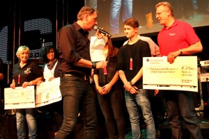 Mehrere Spendenschecks wurden bei der 19. Mechernicher Oldienacht übergeben. Martin Baranzke (rechts) übergab einen Scheck über 2500 Euro von der Kreissparkasse Euskirchen. Bild: Reiner Züll