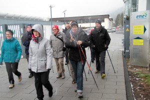 Trotz widriger Wetterbedingungen ließen sich diese Nordic-Walking-Läufer nicht von ihrem Laufvorhaben abhalten. Bild: Michael Thal-ken/Eifeler Presse Agentur/epa