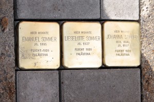 Vor dem BC in Kuchenheim wurden Gedenksteine für Emanuel, Johanna und Lieselotte Sommer verlegt. Bild: Michael Thalken/Eifeler Presse Agentur/epa