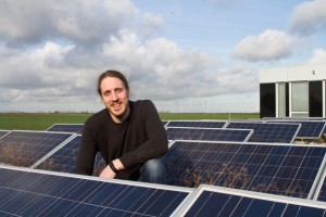 Als professioneller Klimaschützer freut sich Karsten Strätz über jede Anlage von Erneuerbaren Energien, wie hier über die Photovoltaikanlage auf dem Kreishaus. Bild: Tameer Gunnar Eden/Eifeler Presse Agentur/epa