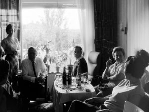 Das LVR-Freilichtmuseum Kommern sucht private Fotos von 1966 aus dem Rheinland wie hier ein Familientreffen vor dem Fernseher bei der Fußball-WM. Foto: privat