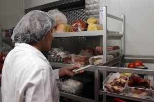 Auch die Kühlhäuser in Fleischereien werden kontrolliert. Bild: Bundesverband der Lebensmittelkontrolleure