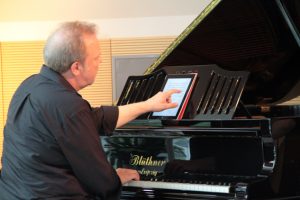 Hightech am Flügel: Seine Noten las der Pianist Hans Fücker vom i-Pad ab. Bild: Michael Thalken/Eifeler Presse Agentur/epa