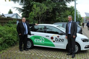 Markus Böhm (rechts), Geschäftsführer ene-Unternehmensgruppe, übergibt das Fahrzeug an Jochen Kupp, Verbandsvorsteher des BZE. Foto: BZE