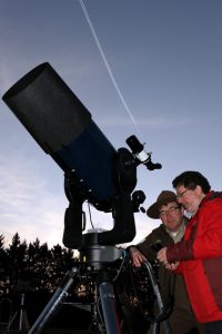 Immer mit dem Blick gen Himmel: Harald Bardenhagen (r.) beobachtet die Sterne. Bild: Kreismedienzentrum Euskirchen