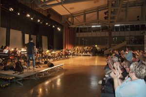 Die Zuschauer spendeten den jungen Darstellern minutenlangen Applaus. Bild: Tameer Gunnar Eden/Eifeler Presse Agentur/epa