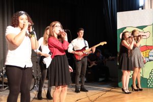 Die jungen Leute des Gymnasiums präsentierten ein musikalisches Programm, das 150 Jahre Musikgeschichte widerspiegelte. Bild: Michael Thalken/Eifeler Presse Agentur/epa