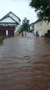 Wassermassen statt Straßen: Das Unwetter sorgte für fast 600 Notrufe. Foto: Feuerwehr Mechernich
