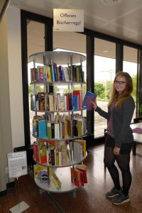 Das "Offene Bücherregal" wird auch von Mitarbeiterinnen der Kreisverwaltung rege genutzt. Foto: Karen Beuke/Abt. 60