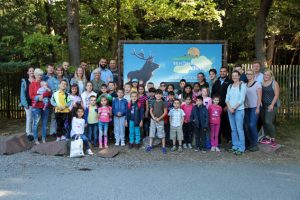 Über 30 Flüchtlingskinder besuchten den Hochwildpark Rheinland. Die e.s.a Security aus Kall hatte Dolmetscher zur Verfügung gestellt. Bild: Michael Thalken/Eifeler Presse Agentur/epa
