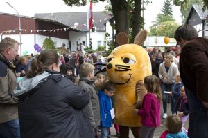 Immer dicht umringt von Kindern war die „WDR-Maus“ auf der 39. Lückerather Kinderkirmes. Bild: Tameer Gunnar Eden/Eifeler Presse Agentur/epa