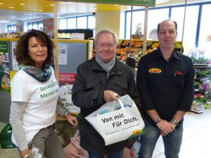 Tafel-Geschäftsführer Bernd Schlösser (Mitte) freut sich über die Unterstützung der Kunden des CAP Marktes, vertreten von Elvira Radtke und Hansi Esser. Foto: NEW 