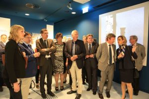 Ministerin Christina Kampmann (links) eröffnete mit zahlreichen Politiker die neue Ausstellung. Bild: Manfred Hilgers
