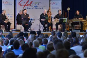 Das Festival kümmerte sich auch um den Nachwuchs: Gut 600 Schülerinnen und Schüler lauschten Paul Maar und den Bamberger Musikern. Bild: Harald Tittel/ELF