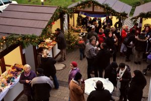 Am Caritas-Haus in Schleiden findet ein Adventsmarkt statt. Bild: Caritas 