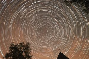 In dieser Langzeitbelichtung erkennt man den sternenreichen Nachthimmel über dem ehemaligen Ort Wollseifen auf der Dreiborner Hochfläche im Nationalpark Eifel. Bild: Harald Bardenhagen. 