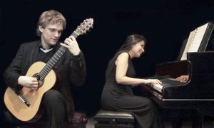 Pianistin Eleonora Kotlibulatova und Gitarrist Evgeny Beleninov gestalten das Konzert in der Schlosskapelle Monschau. Bild: Veranstalter