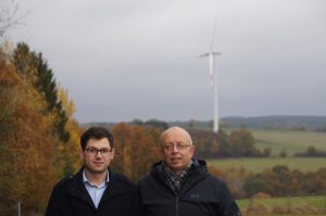 Die Ortsvorsteher Emmanuel Kunz (v.l.) und Karl Vermöhlen wollen über finanzielle Anreiße für mehr Akzeptanz für Windenergie sorgen. Foto: SPD Kall