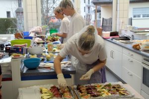 Auch in der Küche zeigten die jungen Leute ihr Können. Bild: Michael Thalken/Eifeler Presse Agentur/epa