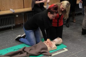 Medizinische Fachangestellte zeigten, wie eine Herzdruckmassage funktioniert. Bild: Michael Thalken/Eifeler Presse Agentur/epa