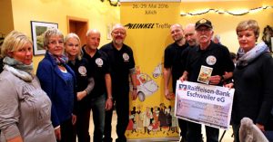 Die Mitglieder des Heinkel-Treffs aus Aachen-Merzbrück brachten eine 500-Euro-Spende zum Hilfsgruppen-Stammtisch in Vollem mit. Foto. Reiner Züll