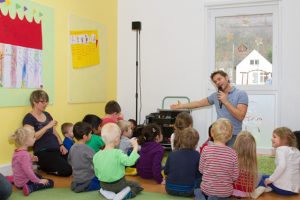 Die Kindergartenkinder in Gemünd waren von den neuen Liedern begeistert. Bild: Tameer Gunnar Eden/Eifeler Presse Agentur/epa