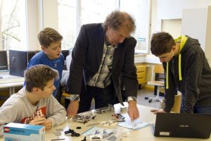Informatiklehrer Werner Metzen experimentierte mit seinem Informatikkurs der Städtischen Realschule mit dem neuen Lego Mindstorm Education System. Foto: Stadt Schleiden