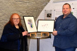 Galeristin Marita Rauchberger und Kassierer Wilfried Gierden freuen sich über die Unterstützung durch die Bürgerstiftung Schleiden. Bild: Stadt Schleiden 