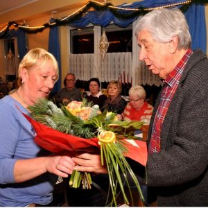 Willi Greuel überreicht Helene Kronenberg einen Blumenstrauß. Foto: Reiner Züll