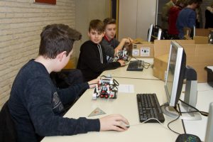 In Zweier-Teams programmieren die Schüler die Roboter. Bild: Tameer Gunnar Eden/Eifeler Presse Agentur/epa