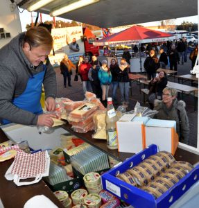 Käse-Alex verkaufte seine Waren eimerweise. Foto: Reiner Züll