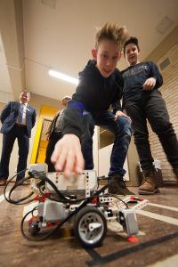 Mit Begeisterung tüftelten die Schüler an der Aufgabe, die richtige Fahrstrecke für den Roboter zu programmieren. Bild: Tameer Gunnar Eden/Eifeler Presse Agentur/epa