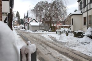 Der Wintereinbruch beeinträchtigt den Verkehr in der Eifel. Bild: Tameer Gunnar Eden/Eifeler Presse Agentur/epa