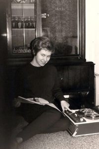 Diese junge Dame freute sich 1966 über ihr neue Tonbandmaschine. Bild: Daniela Koch/LVR