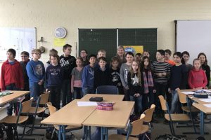 Eine spannende Diskussion zum Thema Kinderrechte hatten die  Schülerinnen und Schülern der Klasse 4 der Johannes-Vincken-Schule in Lommersum mit der Bundestagsabgeordneten Helga Kühn-Mengel. Bild: SPD