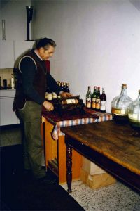 Der verstorbene Valentin Schmidt, ein ehemaliger Mitarbeiter des Bierverlags Schmitz, bei der Vorbereitung eines „RÖLBS“-Flaschenetiketts um 1970. Bild: Schmitzz