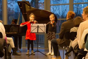 Die jüngsten Musikerinnen waren gerade einmal sieben und acht Jahre alt. Bild: Tameer Gunnar Eden/Eifeler Presse Agentur/epa