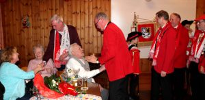 Die Rotröcke der "Löstige Bröder" standen Schlange, um Willi Hermanns zum 84. Geburtstag zu gratulieren. Foto: LB