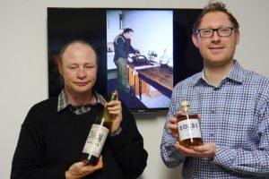 Thorsten Schmitz (links) zeigt eine alte „RÖLBS“-Flasche und Geschäftsführer Michael Schäfer präsentiert die Neuauflage. Bild: Schmitz